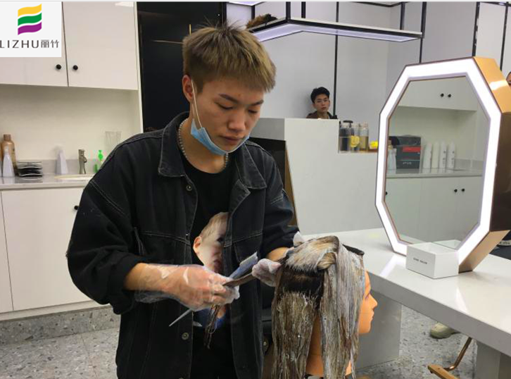 以前怕別人嘲笑自己，但現(xiàn)在不會(huì)了