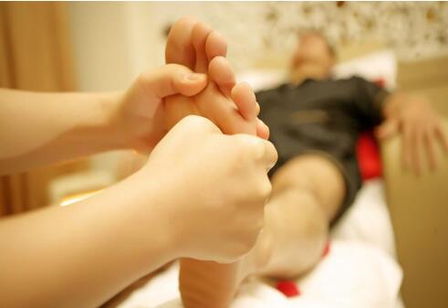 怎么進(jìn)行足底按摩？南寧美容學(xué)校送教程