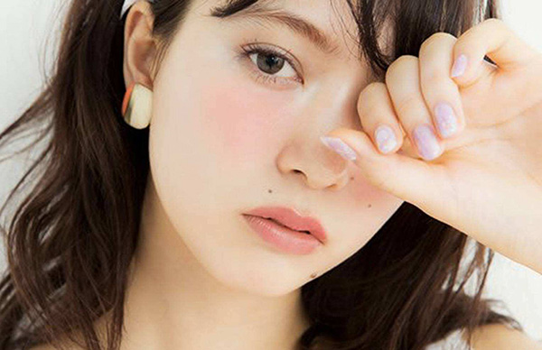 “剛睡醒妝”化妝教程，無辜又性感