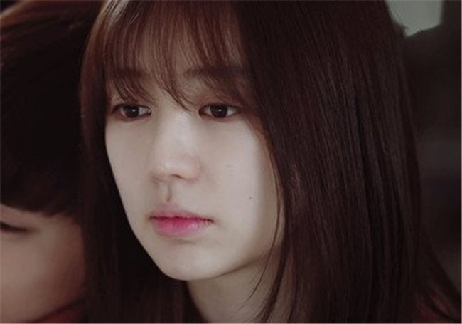 南寧化妝學(xué)校：花瓣咬唇妝，秒變水潤(rùn)透白