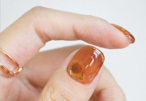 南寧美甲學(xué)校：漸變琥珀色美甲