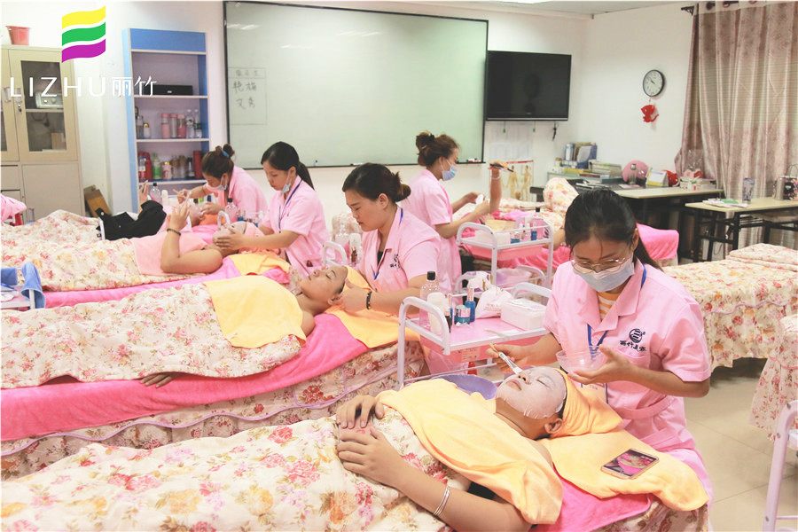 畢業(yè)到美容院為什么還要培訓手法