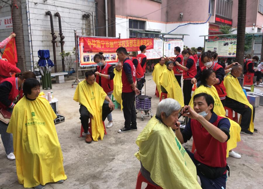 “雷鋒義剪”入社區(qū)，方知南寧美發(fā)學(xué)校哪家好