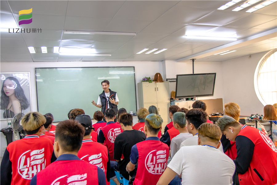 南寧學美發(fā)好就業(yè)嗎？來麗竹學?？纯淳椭懒?>
								
								<span id=