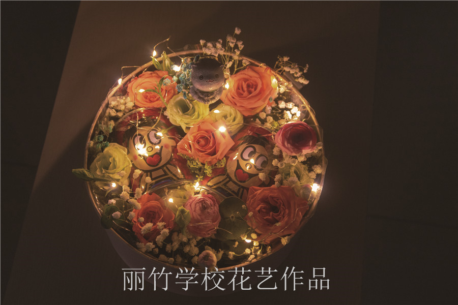 東西插花教程對(duì)比，南寧花藝學(xué)習(xí)為你剖析