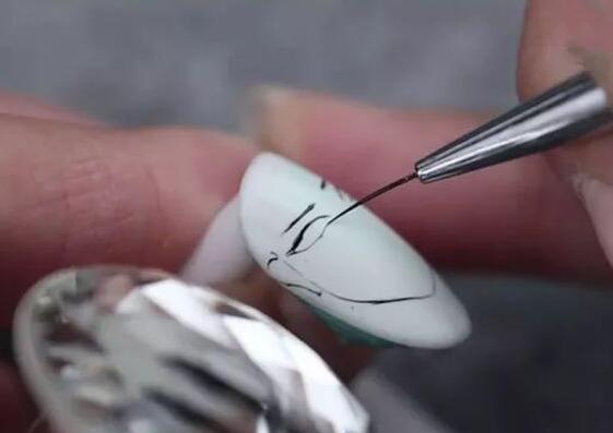 跟著廣西美甲培訓(xùn)班學(xué)畫(huà)直線的技巧