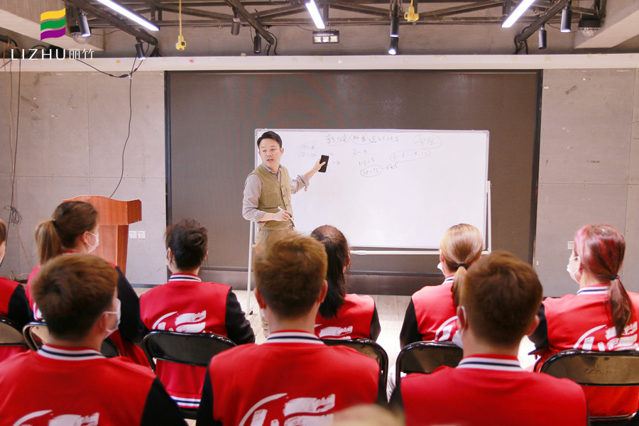 乾健·形象設計沙龍招人啦！廣西美發(fā)學校為你解決就業(yè)之憂