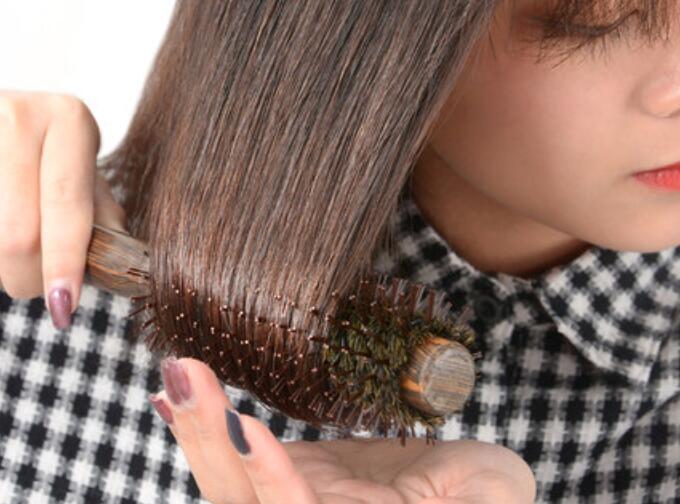 如何快速清理卷發(fā)梳上的頭發(fā)？廣西美發(fā)培訓(xùn)班教你