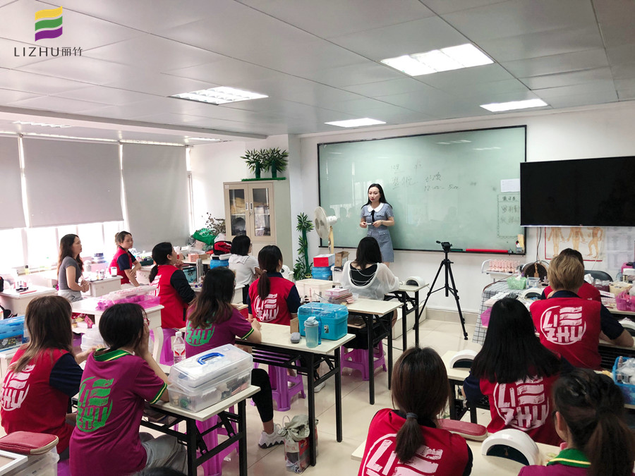 南寧學美甲好就業(yè)嗎？看看我們翌航美甲店就業(yè)專場吧