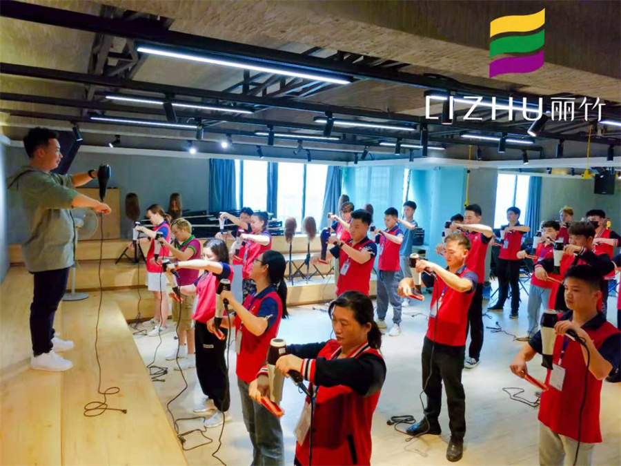 美發(fā)吹風(fēng)造型教程，廣西師資強的美發(fā)學(xué)校找到了