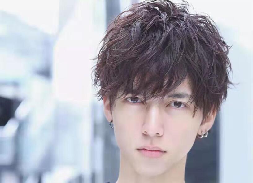 錫紙燙兩邊的頭發(fā)需要剪嗎？廣西正規(guī)美發(fā)學校告訴你