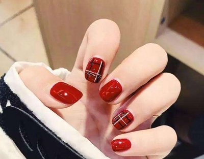 指甲指甲劈了怎么辦？南寧美甲學(xué)校教你解決辦法