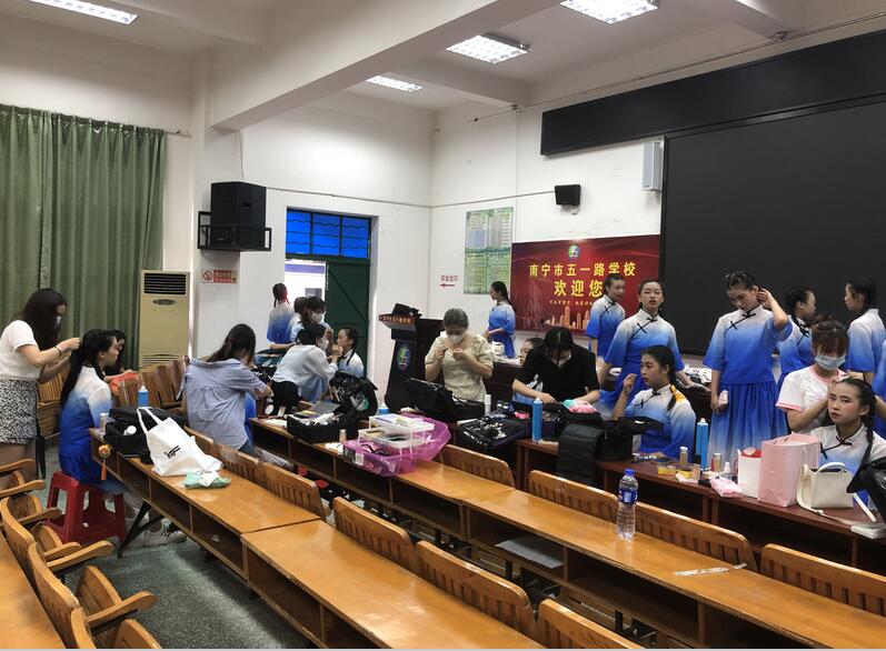 南寧化妝學(xué)校外出實踐，受到演員比心點贊