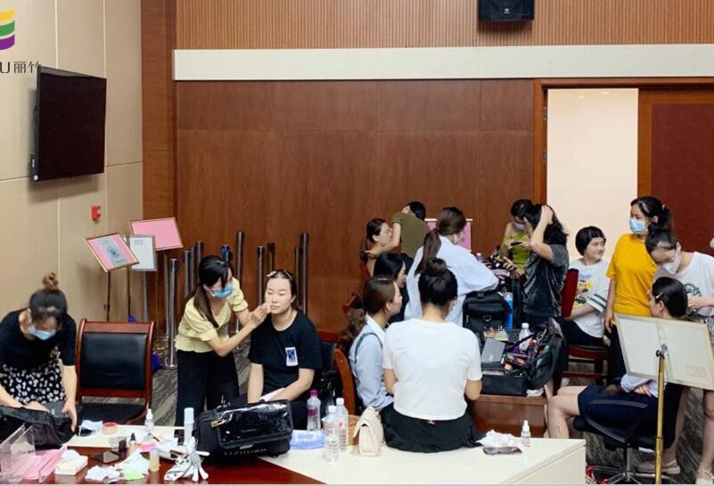 南寧化妝外出實踐，提升學(xué)員動手能力