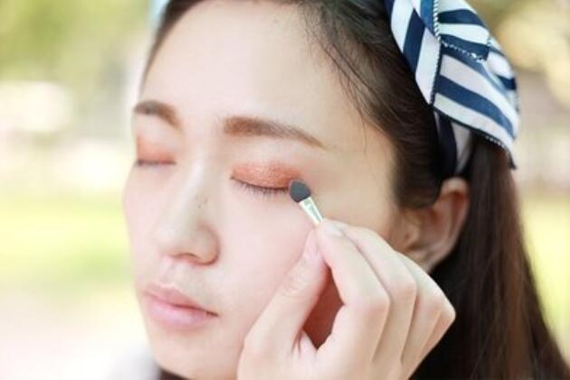 快和廣西化妝培訓(xùn)班學(xué)夏日清爽眼妝的畫(huà)法