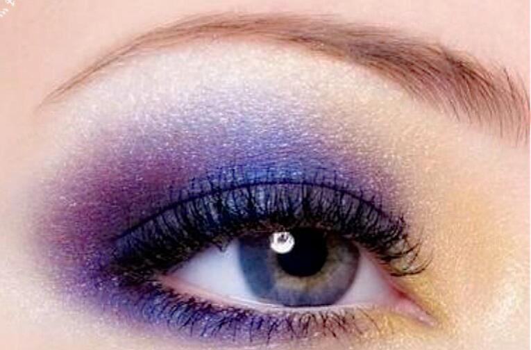 眼影脫妝怎么辦？南寧人氣高彩妝學(xué)校教你
