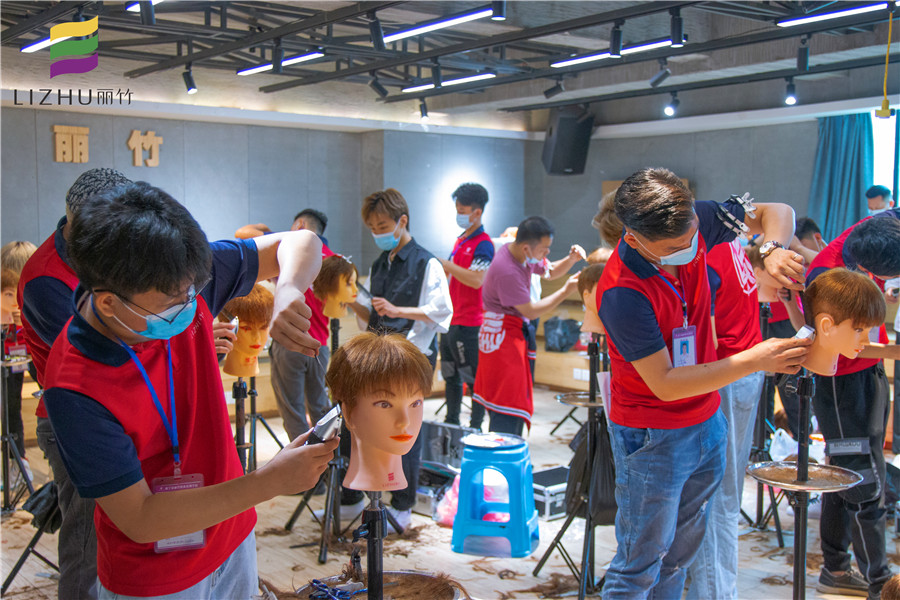 想學(xué)男發(fā)剪發(fā)步驟，到南寧有實力的美發(fā)學(xué)校