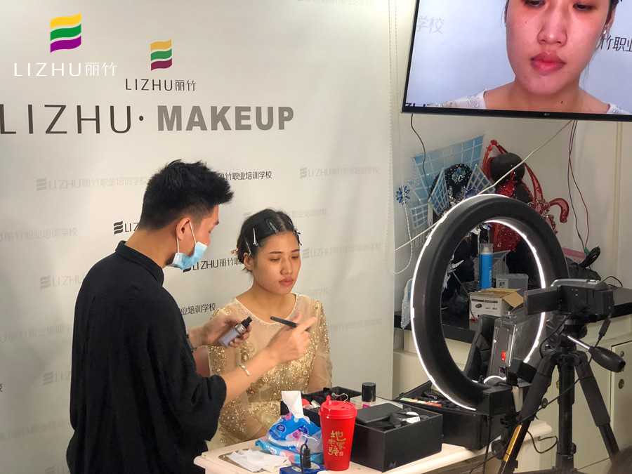 麗竹化妝學(xué)校提示：愛(ài)化妝的你必須要知道！