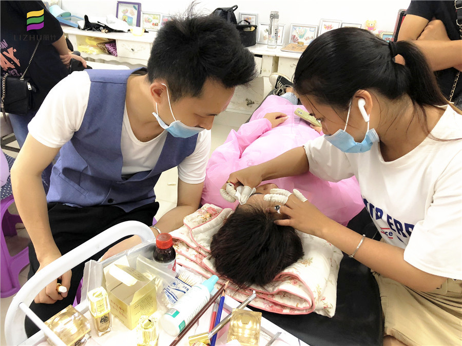 南寧紋繡學(xué)校：5個(gè)決定成敗的嫁接睫毛的細(xì)節(jié)