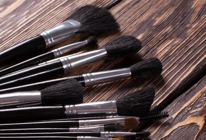 化妝要選適合自己的化妝刷哦~