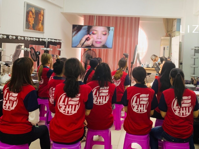 南寧學(xué)化妝的學(xué)校分享給你的職業(yè)妝容畫(huà)法