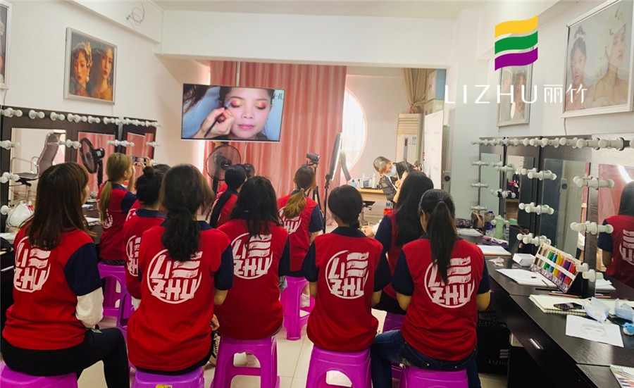 南寧化妝培訓(xùn)學(xué)什么？大地色漸變畫(huà)法教程