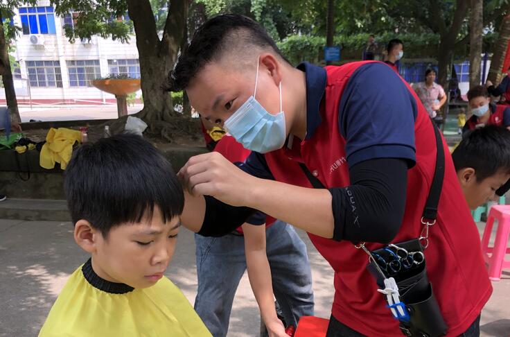 以社區(qū)義務剪發(fā)的方式，祝老師們教師節(jié)快樂