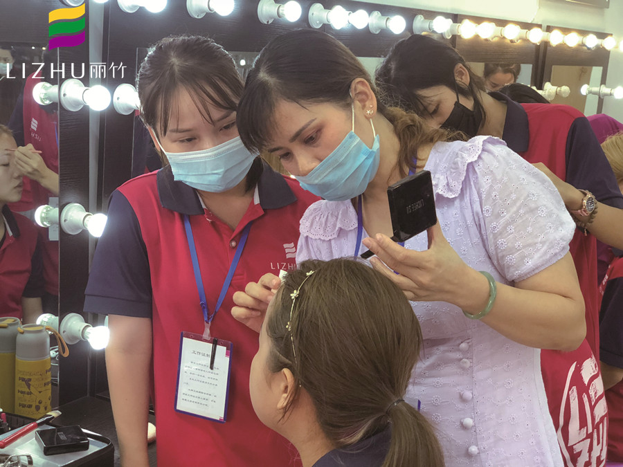 秋季化妝起皮怎么辦？廣西彩妝造型學(xué)校幫你想辦法