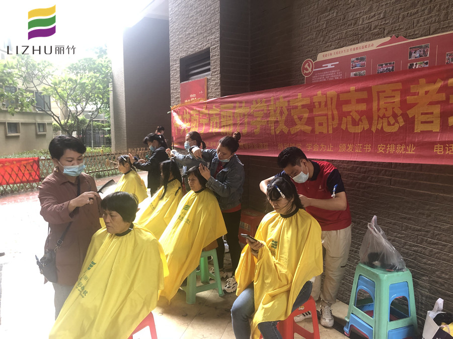 社區(qū)義剪暖人心！傳遞廣西專業(yè)美發(fā)學校正能量
