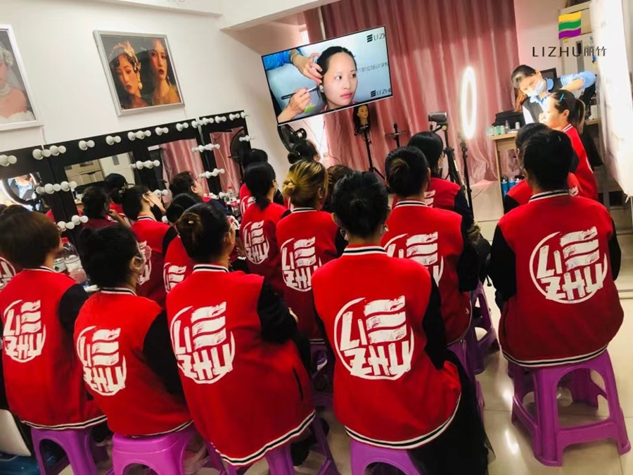 冬季正確的化妝步驟，這些技巧南寧化妝學(xué)校告訴你