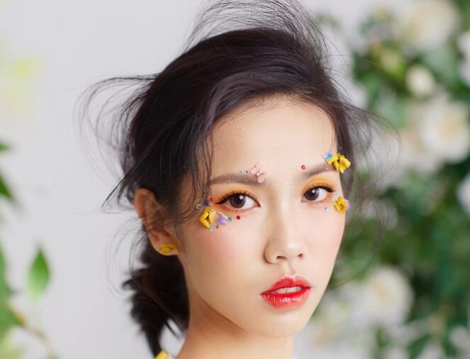 方型臉如何畫新娘妝？廣西南寧化妝學(xué)校教你