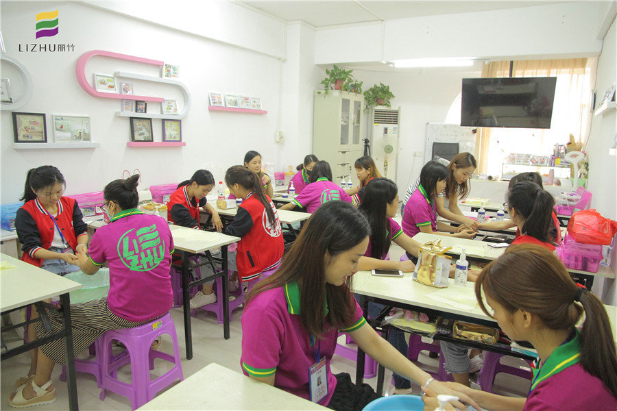 為什么要做手部護理？廣西排名前十美容學(xué)校把你解惑