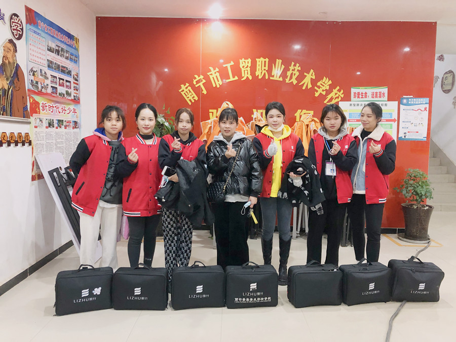 麗竹彩妝班為南寧市工貿(mào)職業(yè)技術(shù)學(xué)校元旦晚會提供化妝服務(wù)