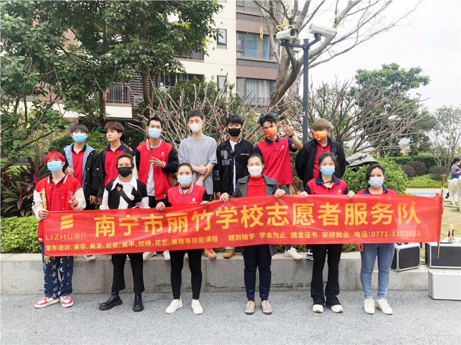 南寧美發(fā)學(xué)校小區(qū)理發(fā)，積極發(fā)揚“雷鋒精神”