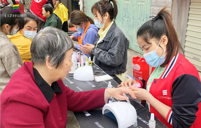 廣西美甲學(xué)校公益美甲進(jìn)社區(qū)，居民連聲道謝與稱(chēng)贊