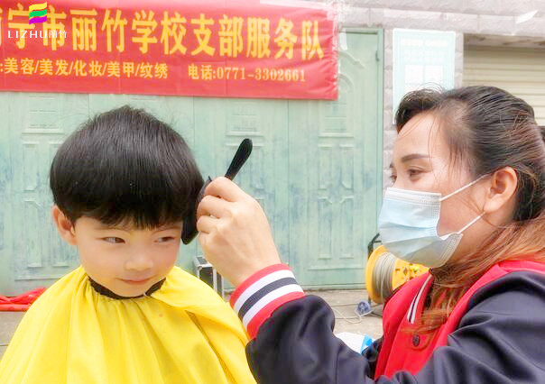 南寧麗竹學(xué)校公益理發(fā)，爭當(dāng)群眾身邊的“活雷鋒”