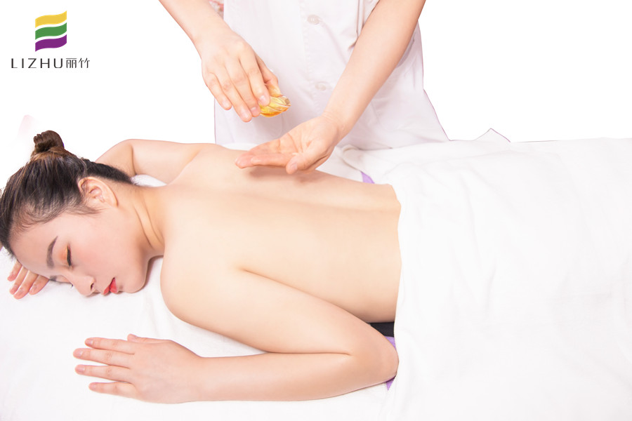 精油開背的好處，到廣西專業(yè)美容學(xué)校去學(xué)習(xí)