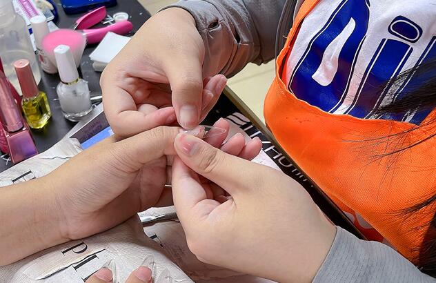 廣西哪里教美甲基礎？全貼甲片怎么貼？