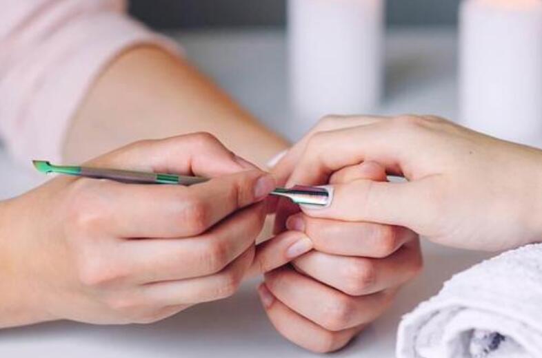 半貼甲片怎么卸？廣西專業(yè)美甲培訓機構教你