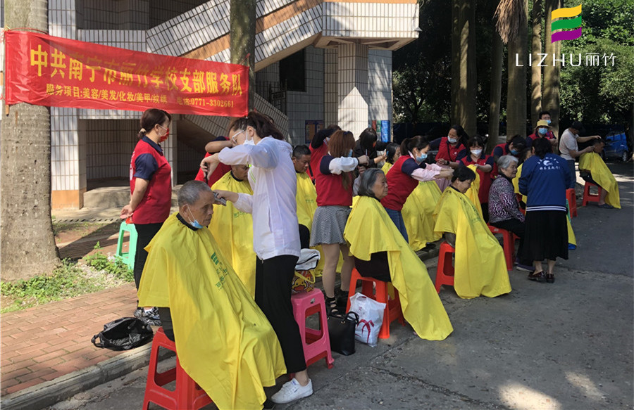 免費(fèi)理發(fā)進(jìn)社區(qū)，廣西美發(fā)培訓(xùn)學(xué)校實(shí)踐活動(dòng)
