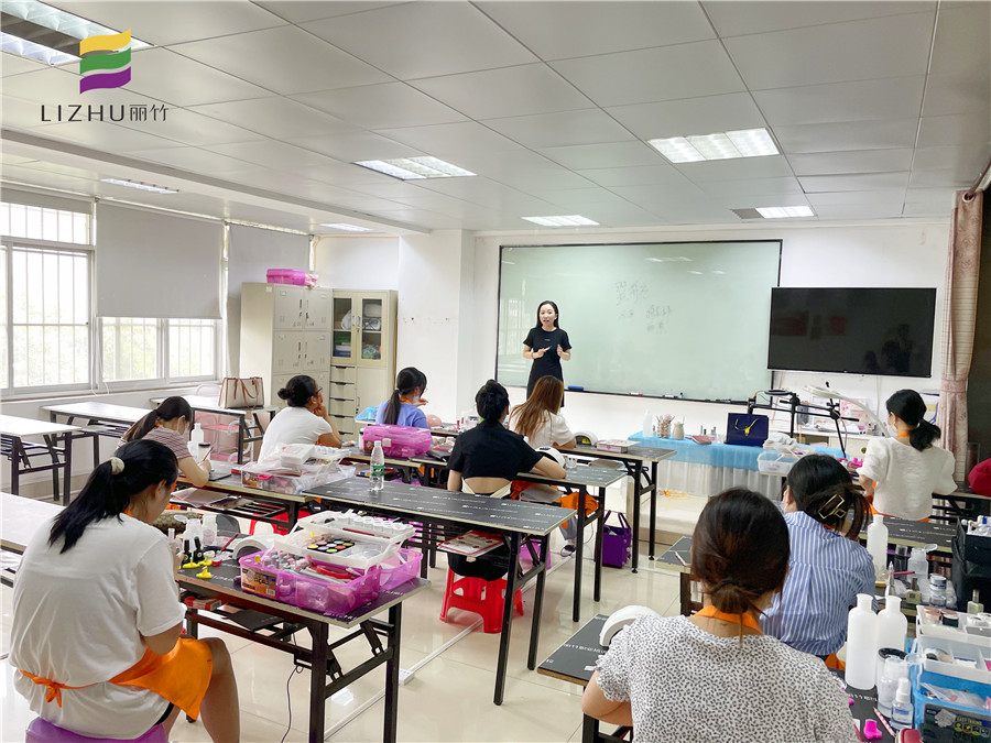 翌航定制美學(xué)連鎖機(jī)構(gòu)專場(chǎng)，南寧美甲培訓(xùn)學(xué)校就業(yè)宣講