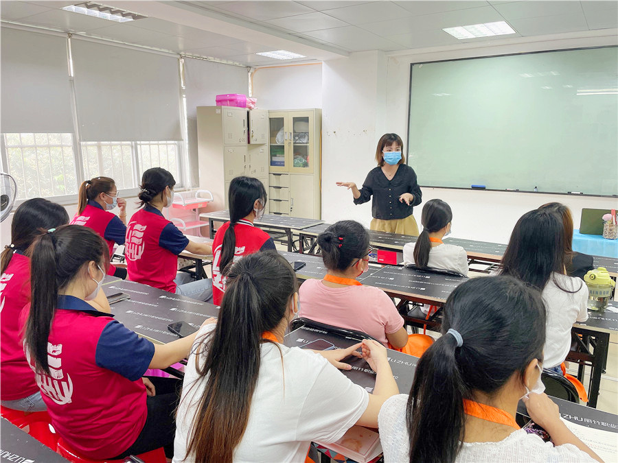 南寧化妝美甲學(xué)校j舉行就業(yè)宣講會