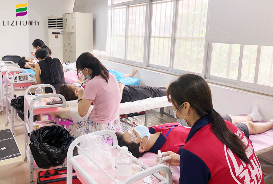 零基礎學紋眉：如何在敷舒緩膏的同時不讓讓眉毛變型 