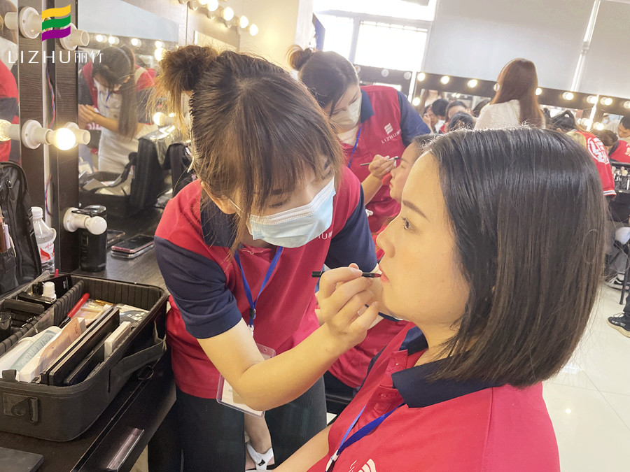 如何區(qū)分冷白皮和暖白皮？廣西美妝彩妝學(xué)校授課開(kāi)講