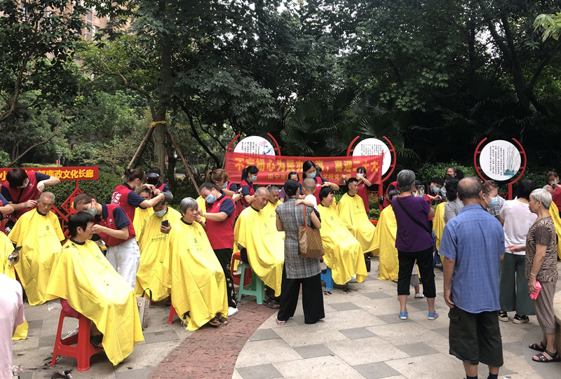 南寧美發(fā)培訓班外出實操為居民義務理發(fā)