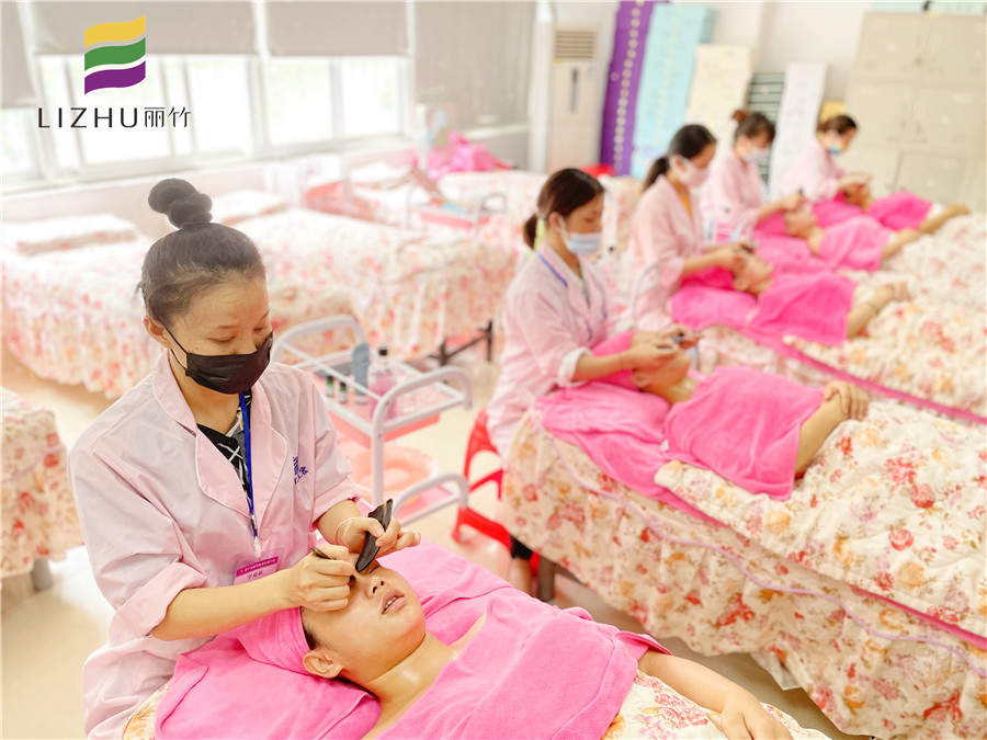 牛角刮痧板面部刮痧，廣西美容面部護(hù)理實(shí)操