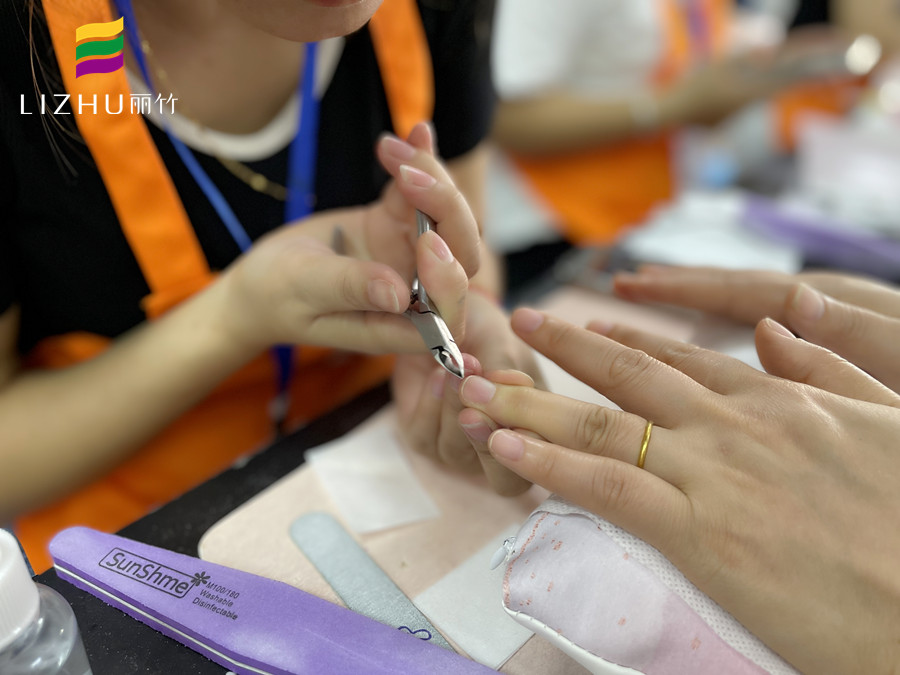 指甲剪太短疼怎么辦？廣西美甲正規(guī)學(xué)校告訴你