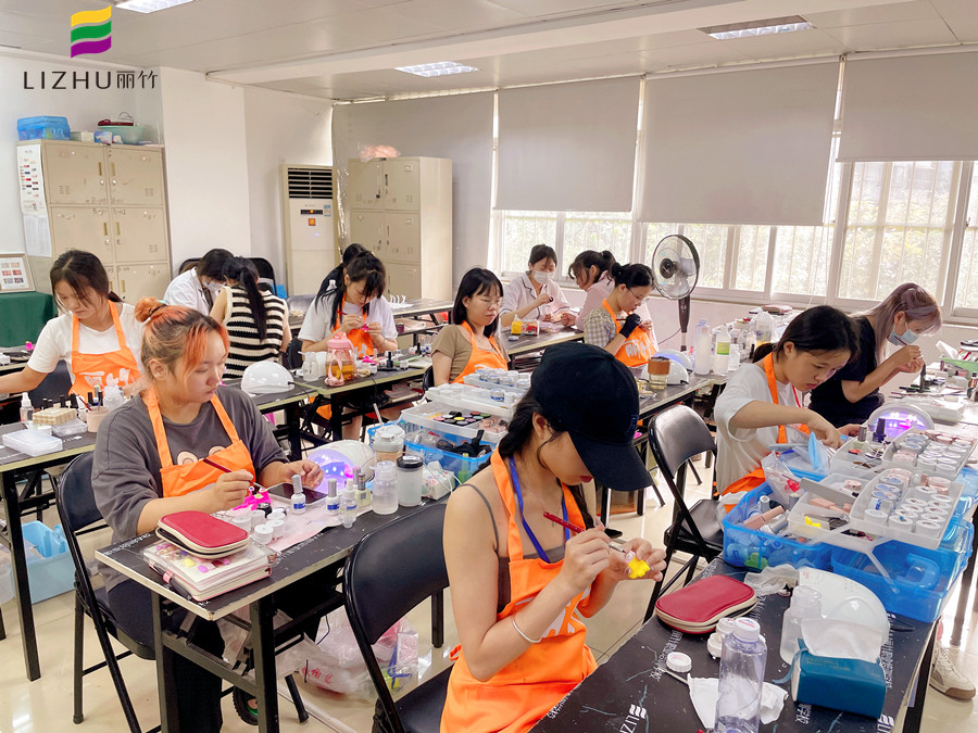 冬天做指甲為什么會裂？廣西南寧美甲學校分享原因