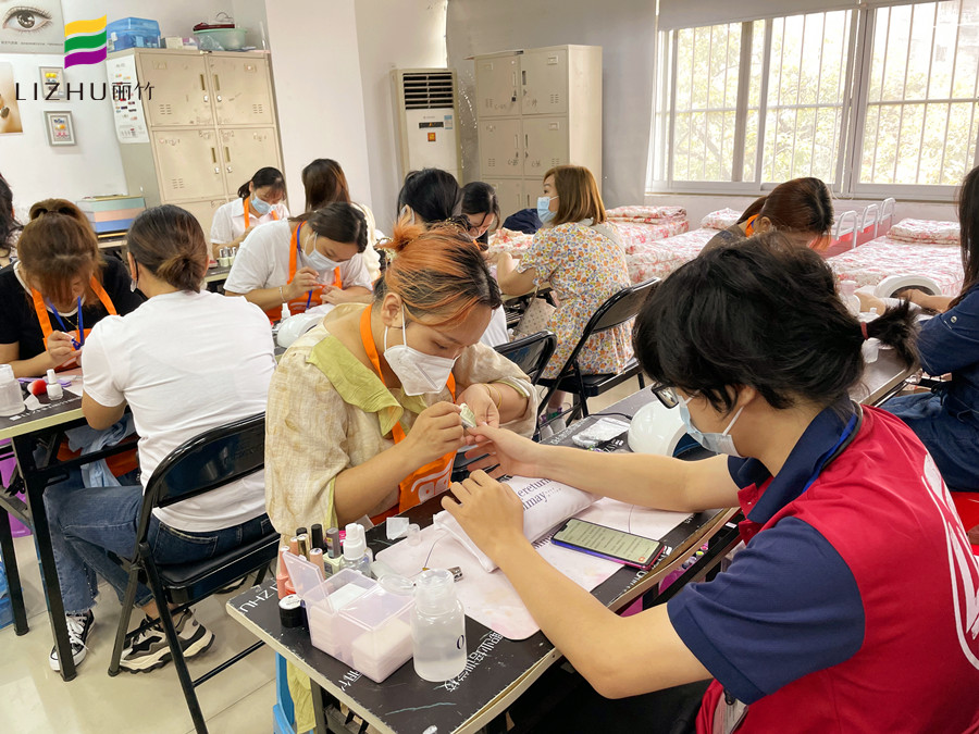 指甲油拉絲了怎么辦？廣西基礎美甲課件講解