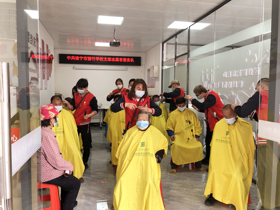 南寧美發(fā)學(xué)校外出理發(fā)活動，你煥然一新過大年